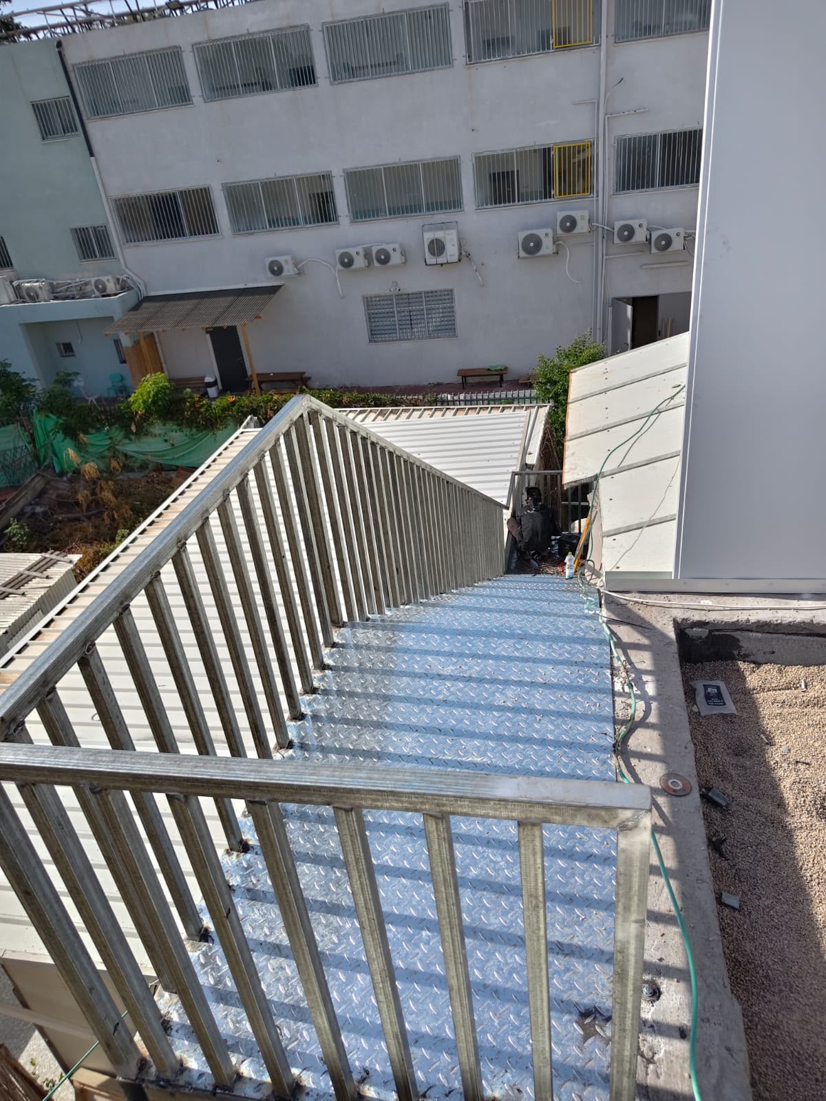 מדרגות עם מעקה לפי דרישת הלקוח — נתניה